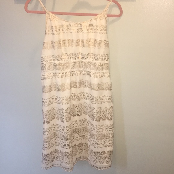 Dress with white with gold details. - Picture 2 of 4